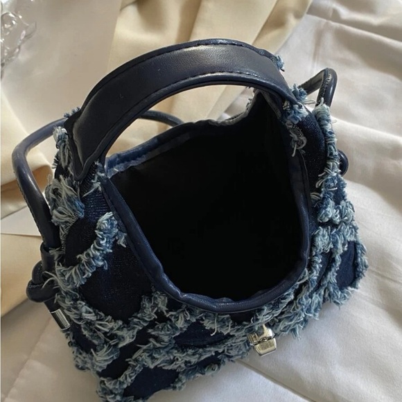Casual mini raw trim twist locked hobo bag - Picture 2 of 4
